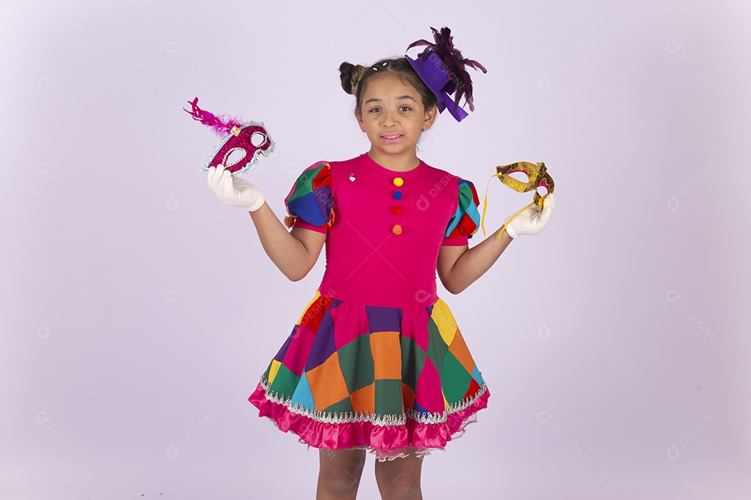 Linda menina fantasiada com vestido quadriculado segurando máscaras carnavalescas.