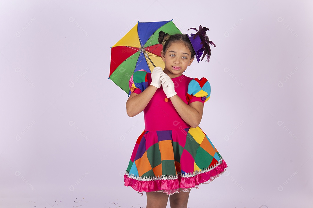 Linda menina fantasiada com vestido quadriculado segurando sombrinha de frevo.