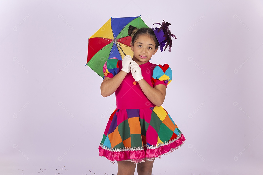 Linda menina fantasiada com vestido quadriculado segurando sombrinha de frevo.