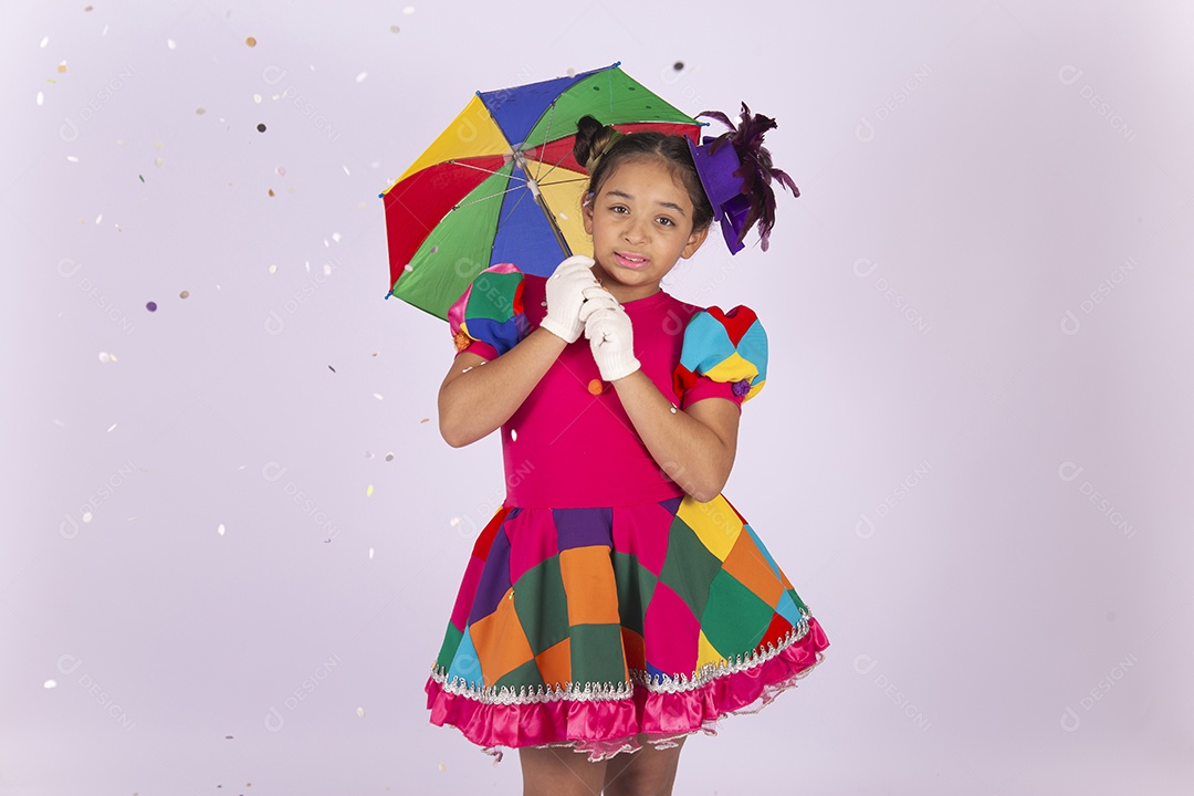 Linda menina fantasiada com vestido quadriculado segurando sombrinha de frevo.