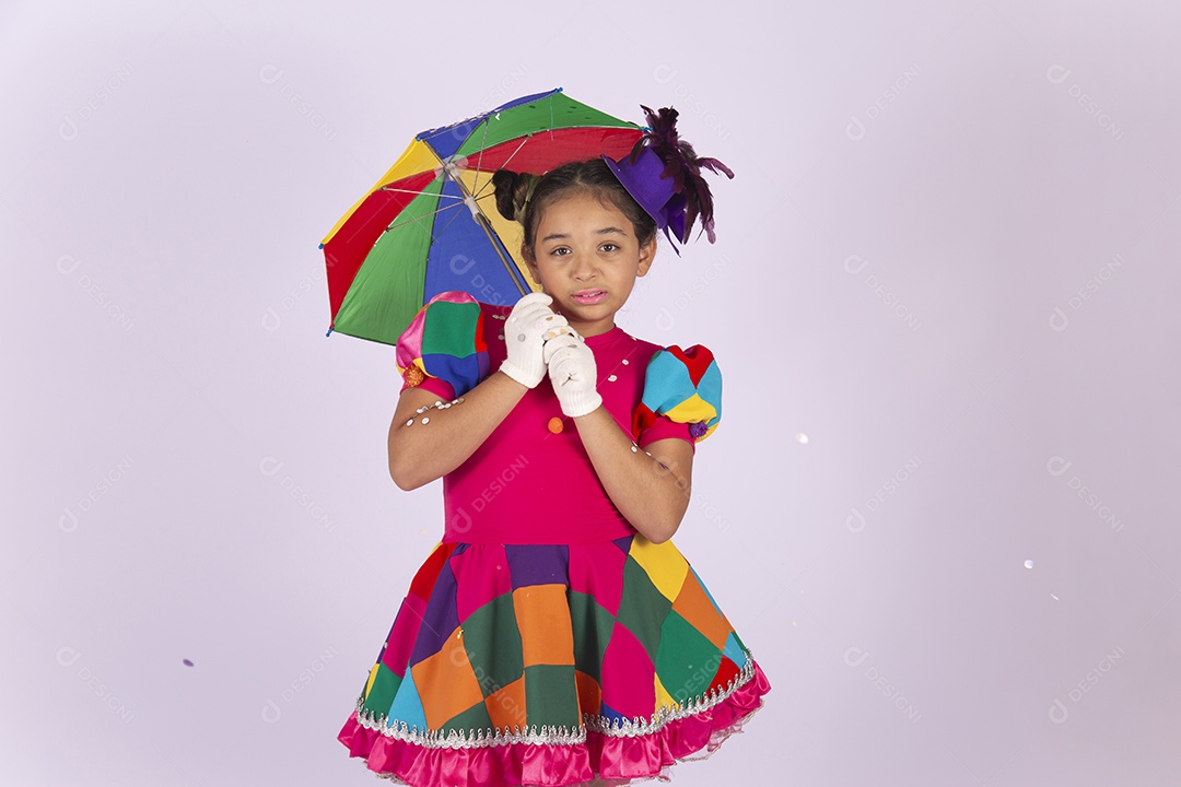 Linda menina fantasiada com vestido quadriculado segurando sombrinha de frevo.