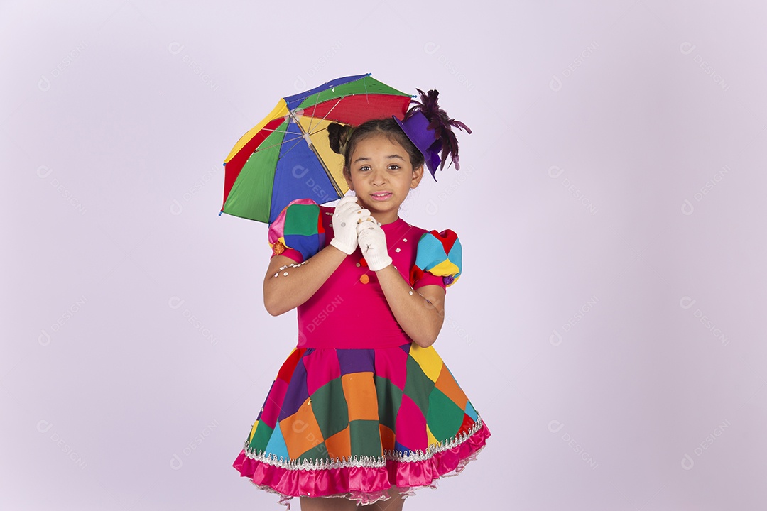 Linda menina fantasiada com vestido quadriculado segurando sombrinha de frevo.