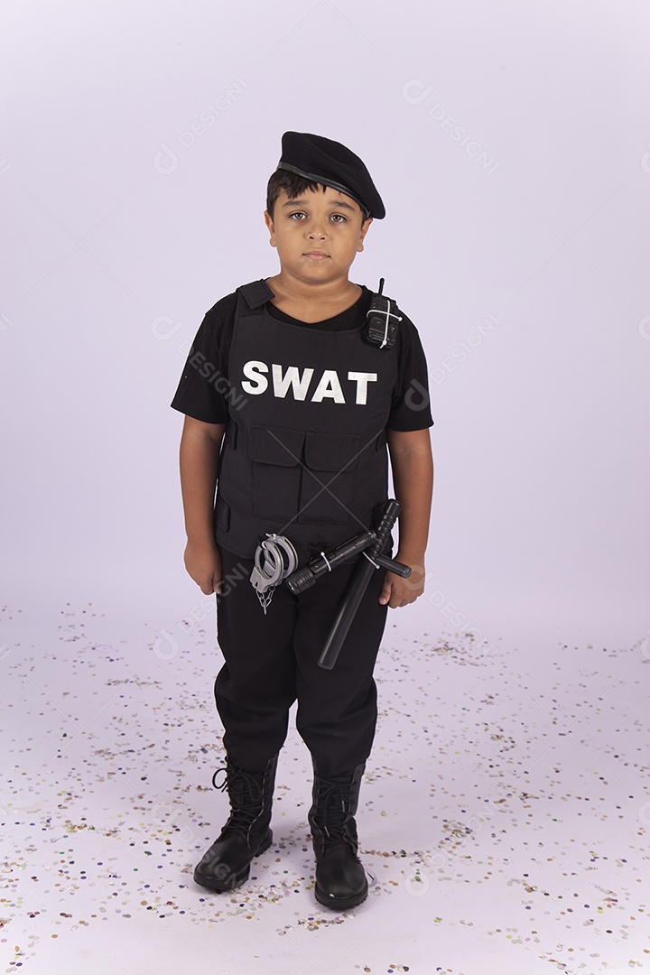 Menino fantasiado de policial sobre um fundo isolado branco.