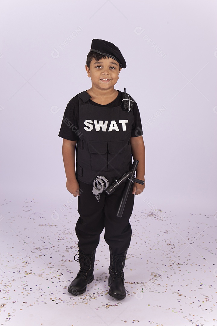 Menino fantasiado de policial sobre um fundo isolado branco.