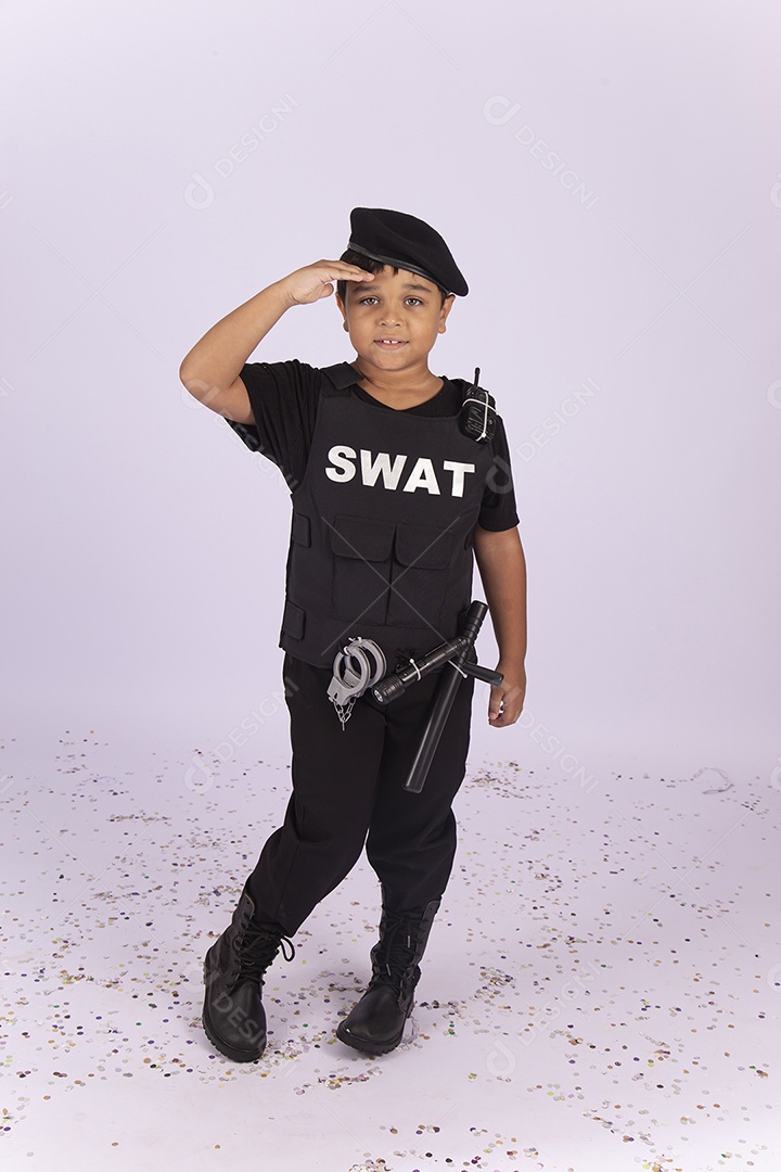 Menino fantasiado de policial sobre um fundo isolado branco.