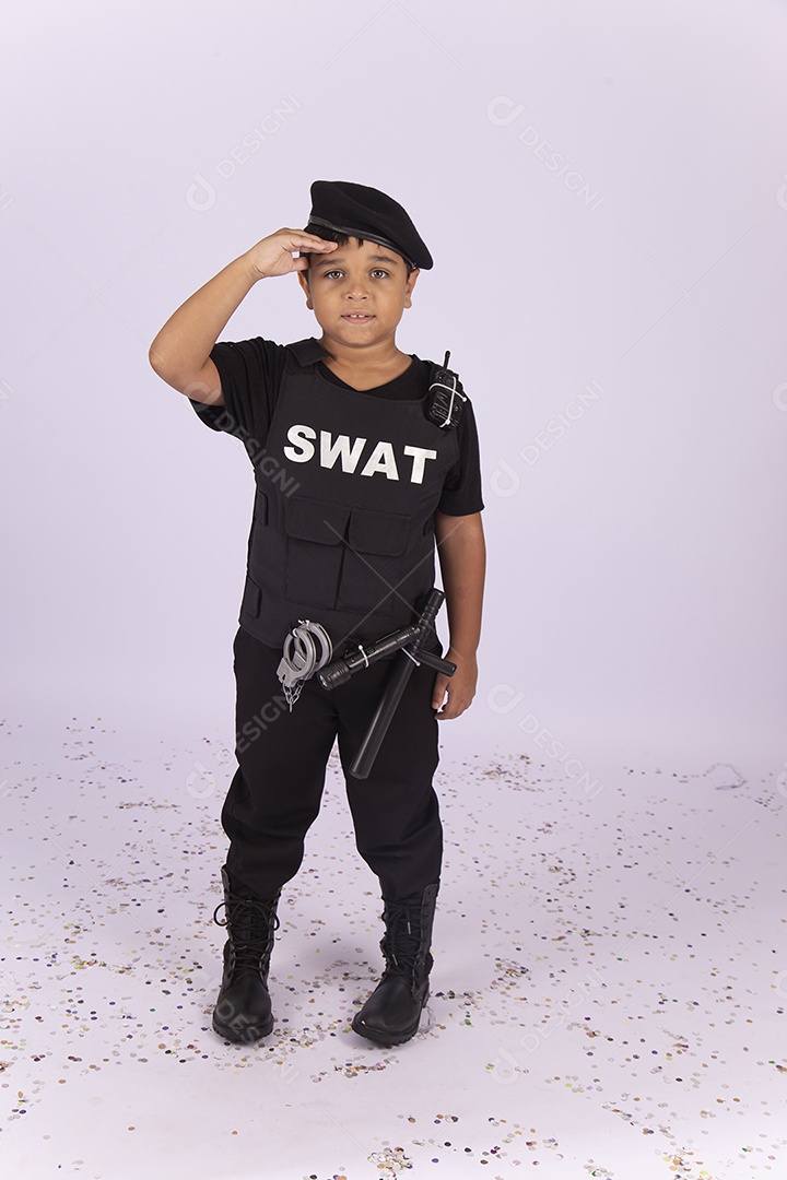 Menino fantasiado de policial sobre um fundo isolado branco.