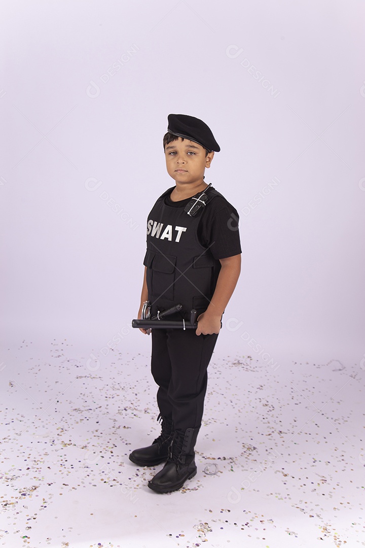 Menino fantasiado de policial sobre um fundo isolado branco.