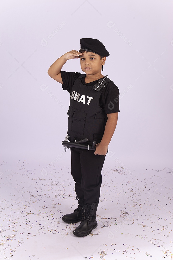 Menino fantasiado de policial sobre um fundo isolado branco.