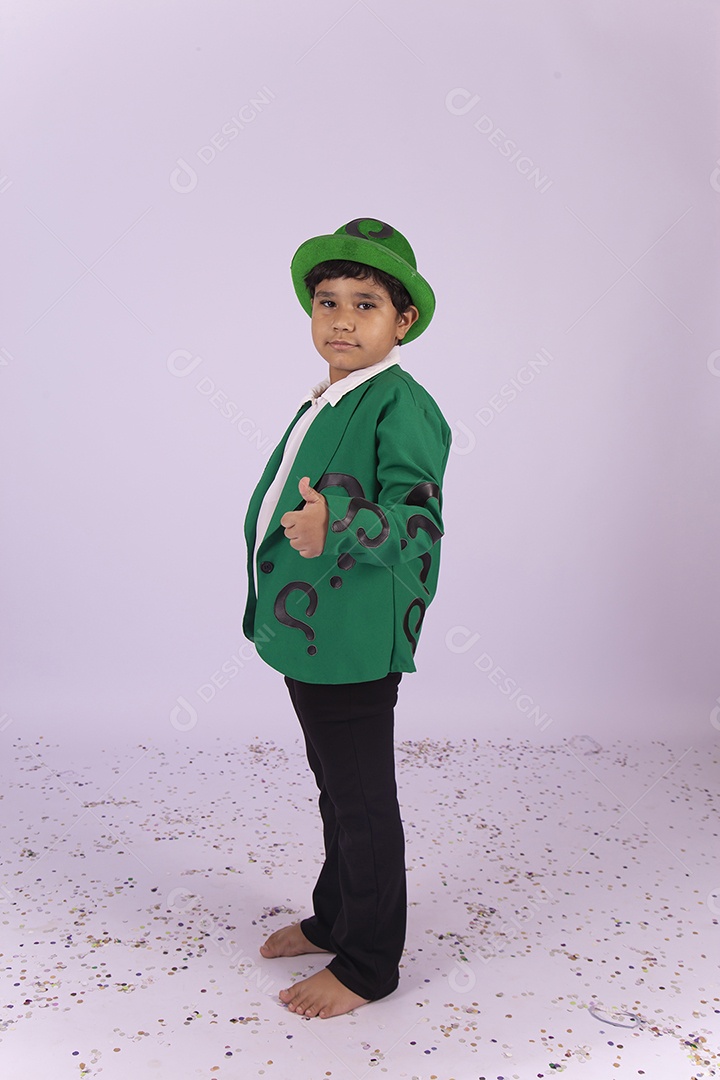 Menino fantasiado com chapéu e terno verde sobre um fundo isolado branco.