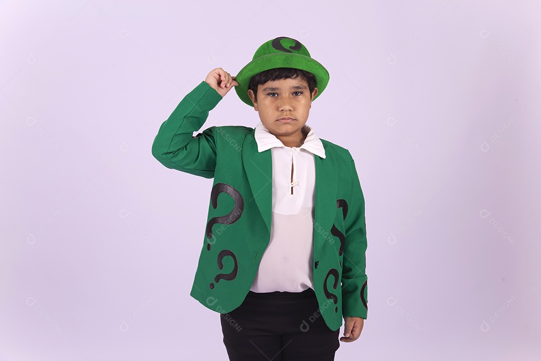 Menino fantasiado com chapéu e terno verde sobre um fundo isolado branco.