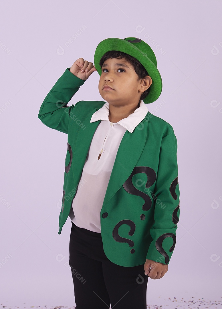 Menino fantasiado com chapéu e terno verde sobre um fundo isolado branco.