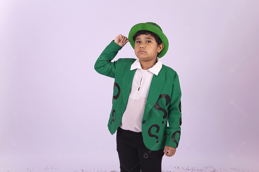 Menino fantasiado sobre um fundo isolado branco.