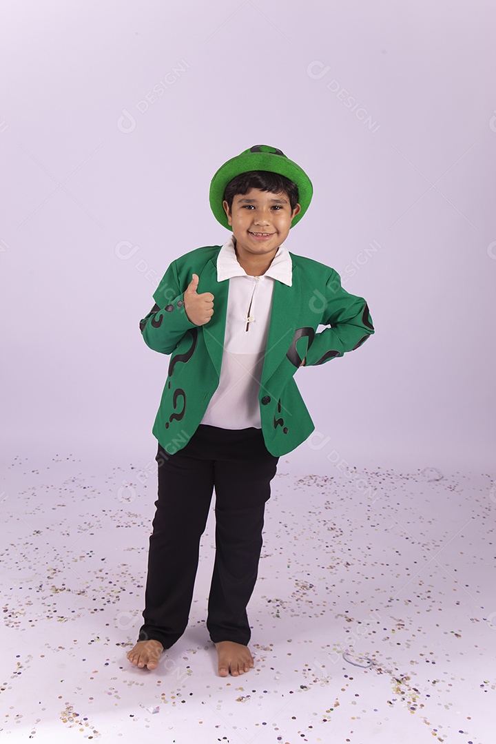 Menino fantasiado com chapéu e terno verde sobre um fundo isolado branco.