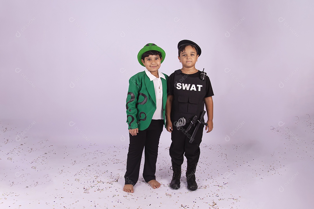Meninos fantasiados sobre um fundo isolado branco.