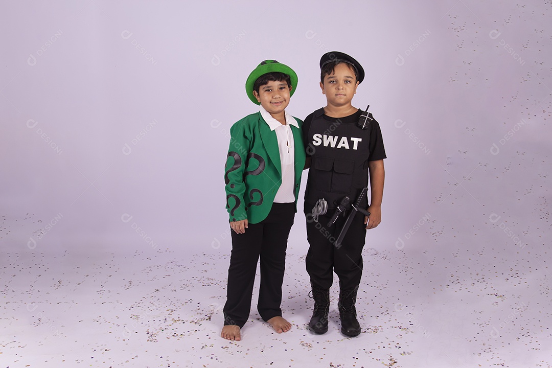 Meninos fantasiados sobre um fundo isolado branco.