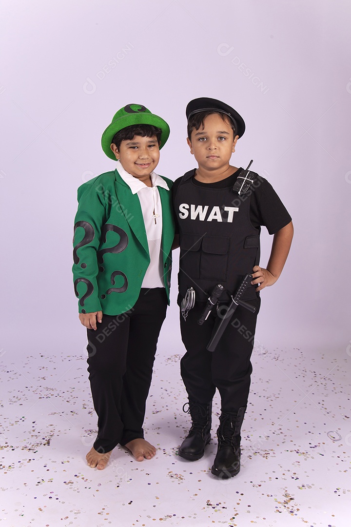 Meninos fantasiados sobre um fundo isolado branco.