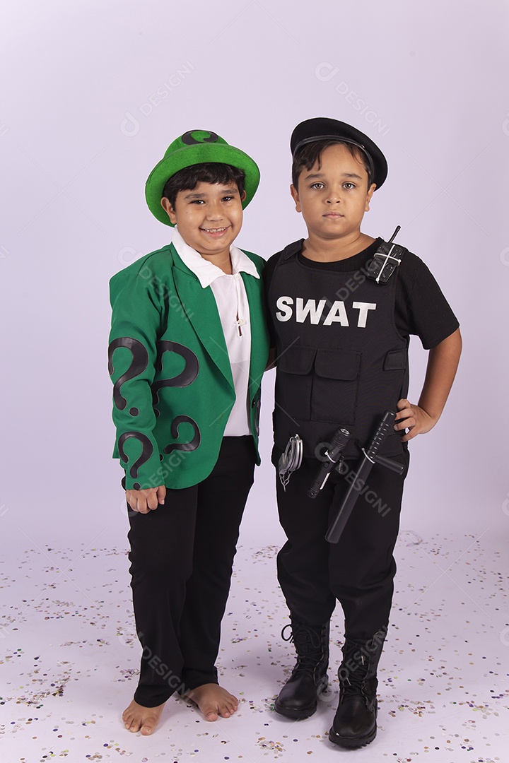 Meninos fantasiados sobre um fundo isolado branco.