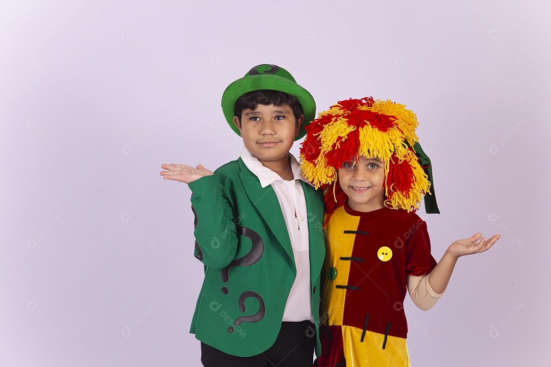 Crianças fantasiadas sobre um fundo isolado branco.