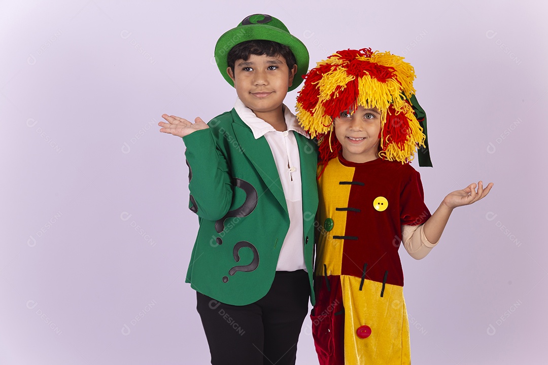 Crianças fantasiadas sobre um fundo isolado branco.