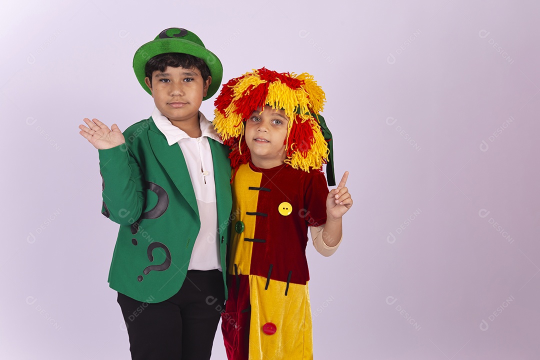 Crianças fantasiadas sobre um fundo isolado branco.
