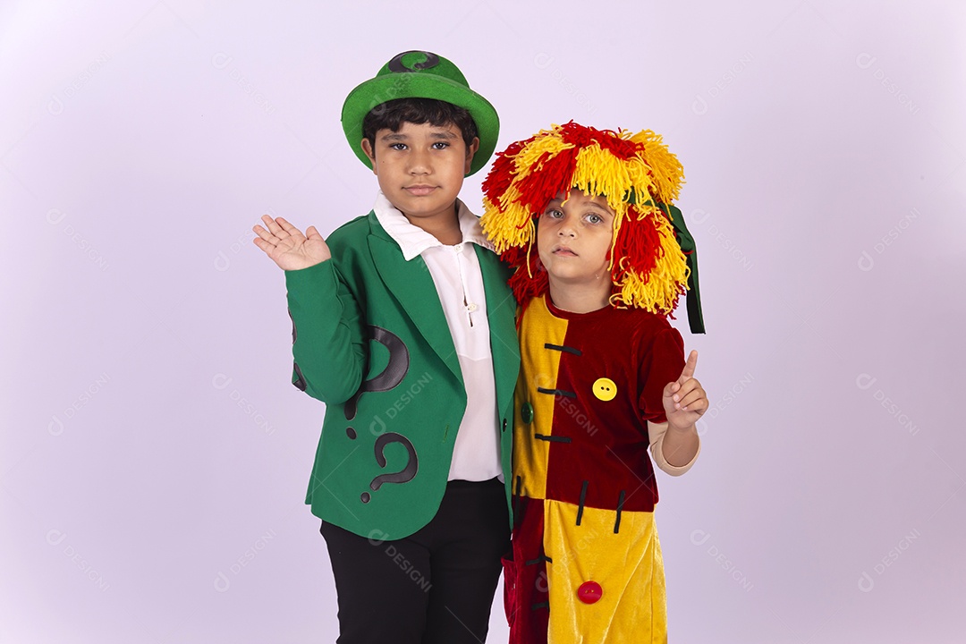 Crianças fantasiadas sobre um fundo isolado branco.