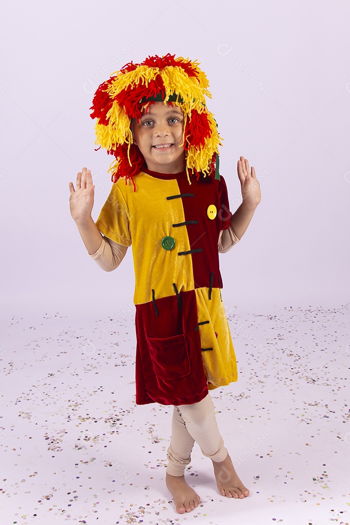 Menina com fantasia da personagem Emília.