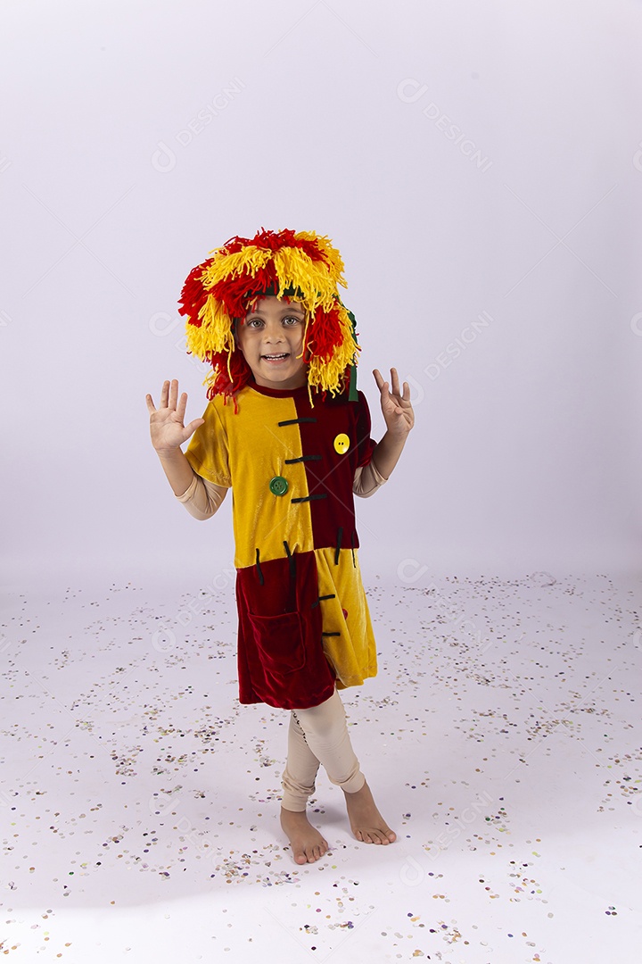 Menina com fantasia da personagem Emília.