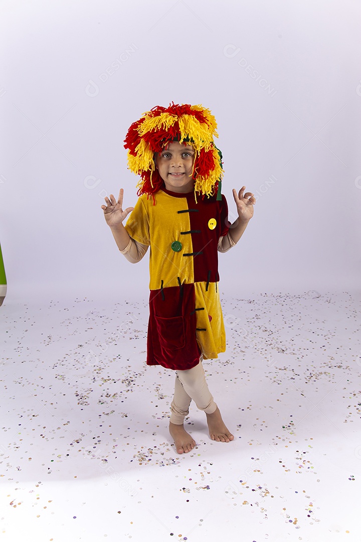 Menina com fantasia da personagem Emília.