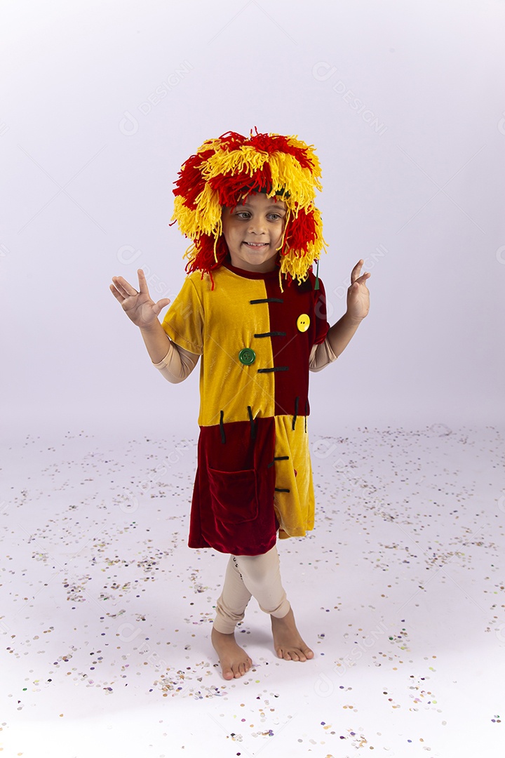 Menina com fantasia da personagem Emília.