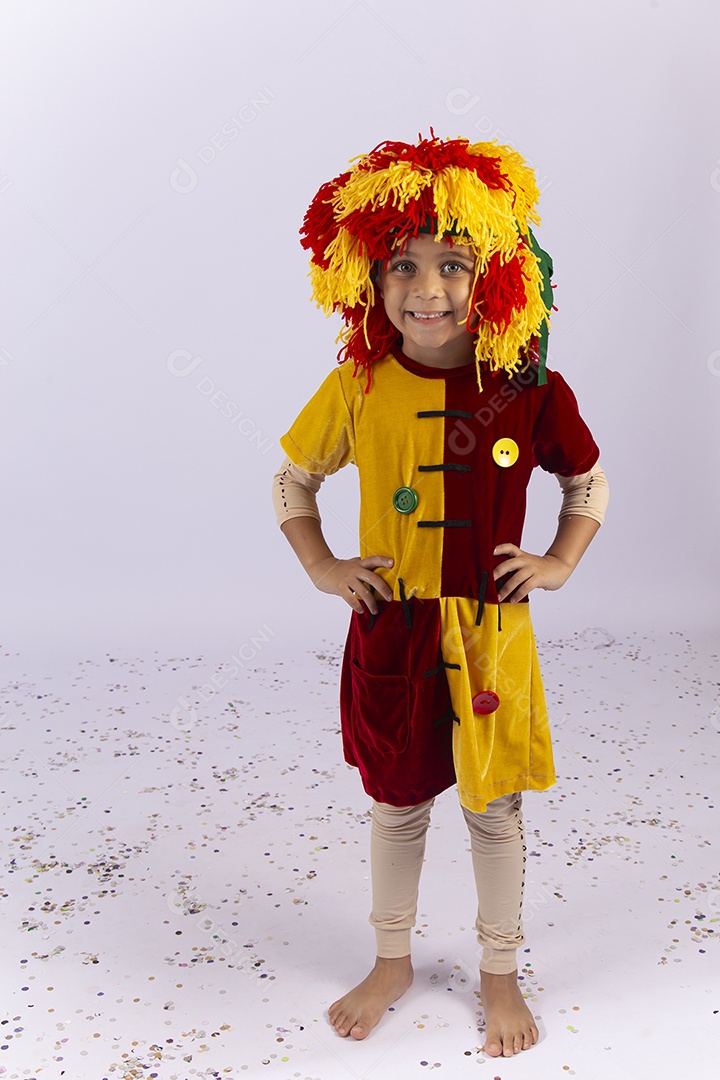 Menina com fantasia da personagem Emília.