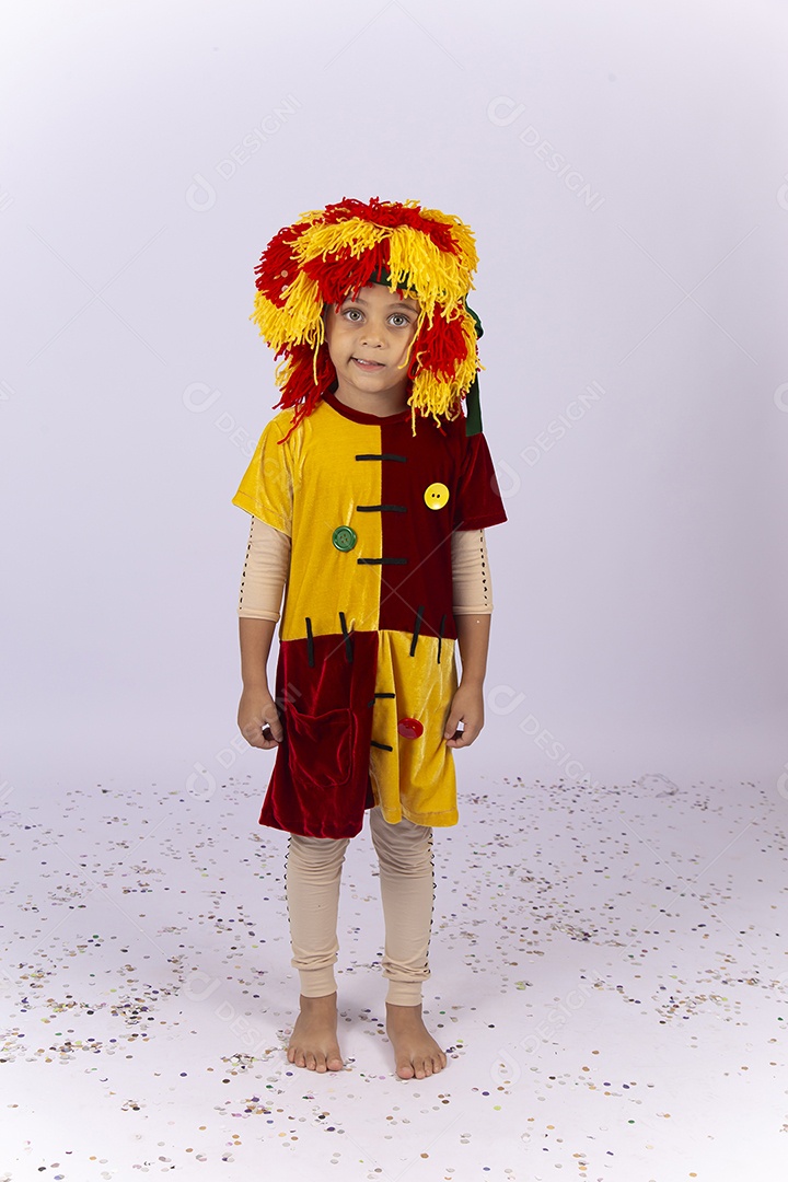 Menina com fantasia da personagem Emília.