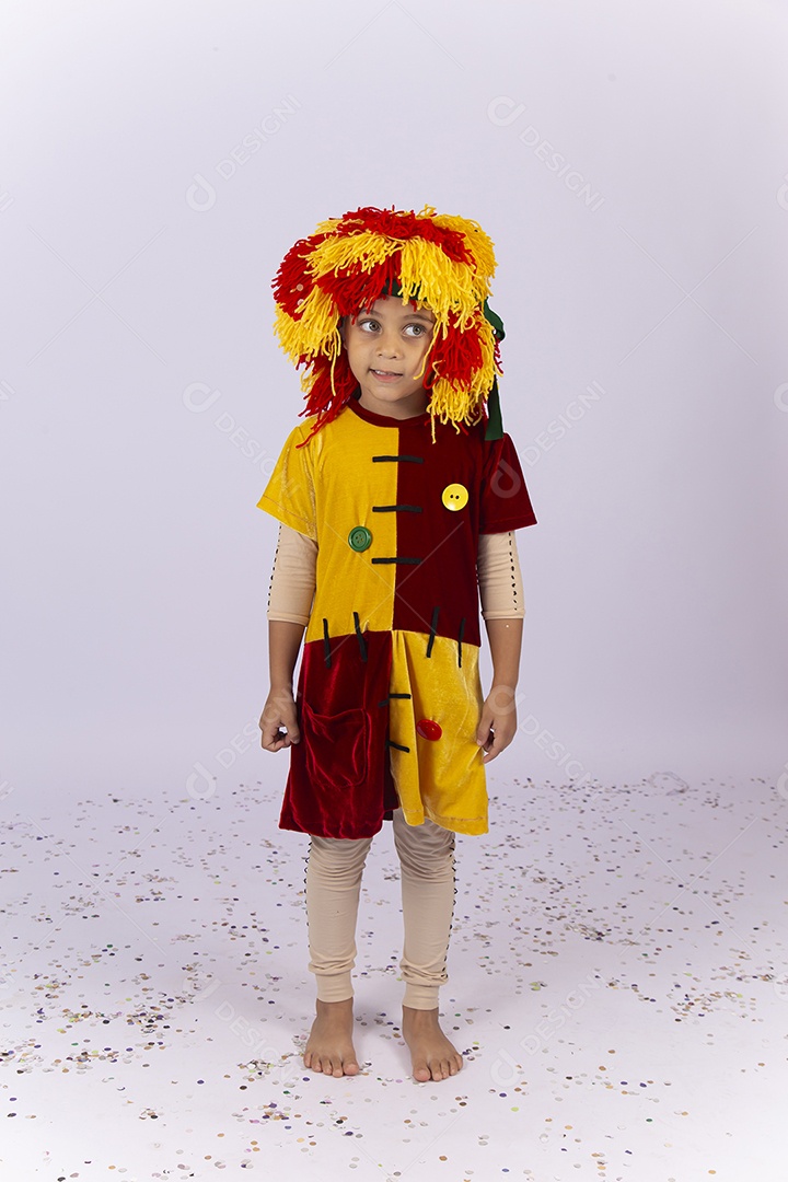 Menina com fantasia da personagem Emília.