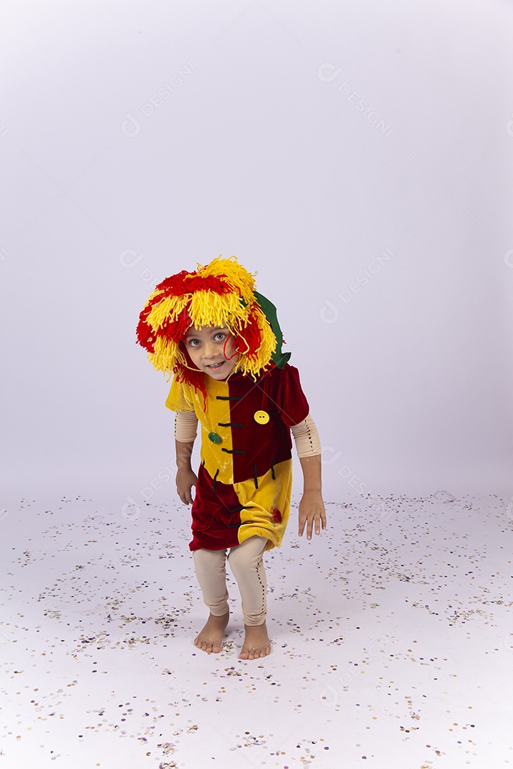 Menina com fantasia da personagem Emília.