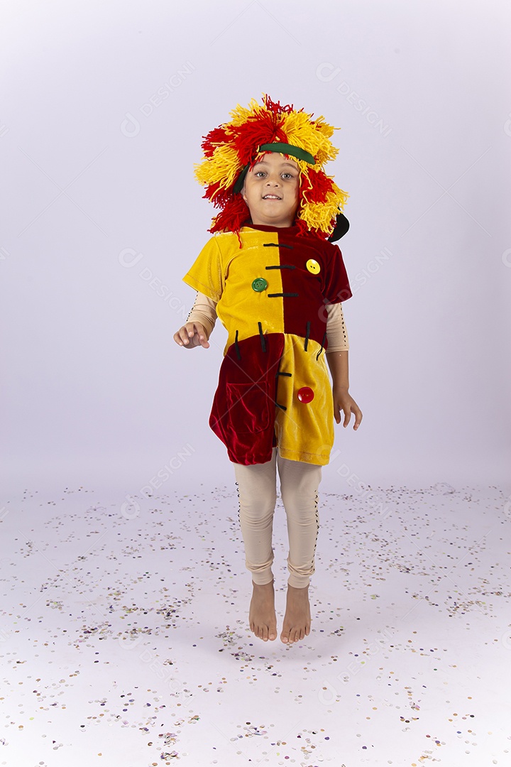 Menina com fantasia da personagem Emília.