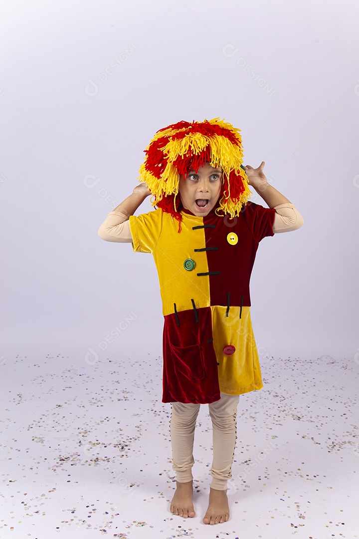 Linda menina fantasiada da personagem Emília.