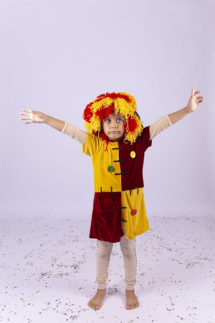 Menina com fantasia da personagem Emília.