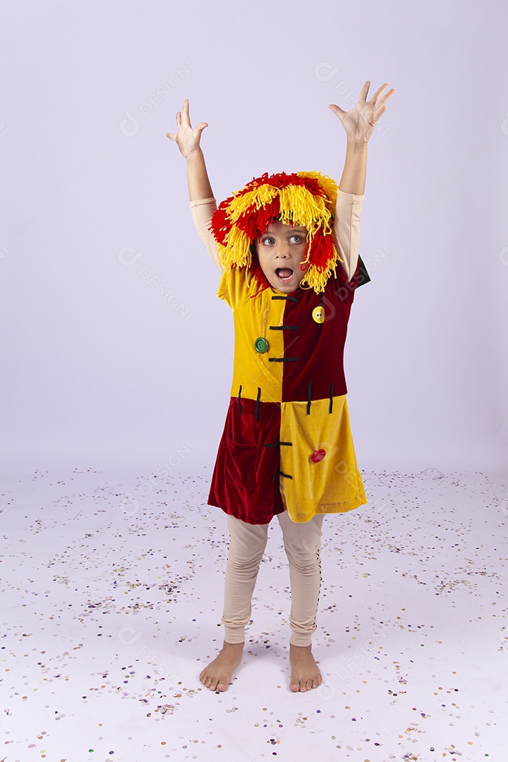 Menina com fantasia da personagem Emília.