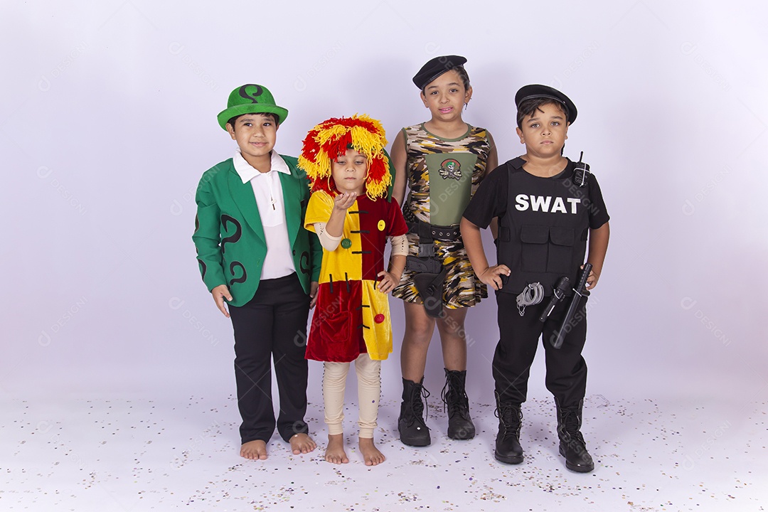 Crianças fantasiadas sobre um fundo isolado branco.