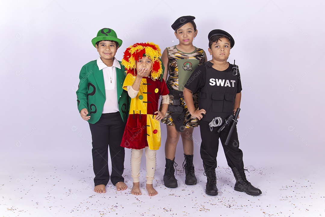 Crianças fantasiadas sobre um fundo isolado branco.
