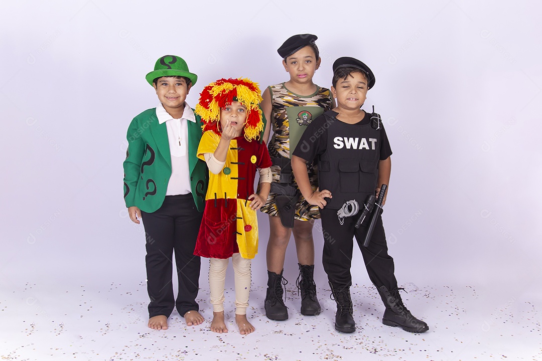Crianças fantasiadas sobre um fundo isolado branco.
