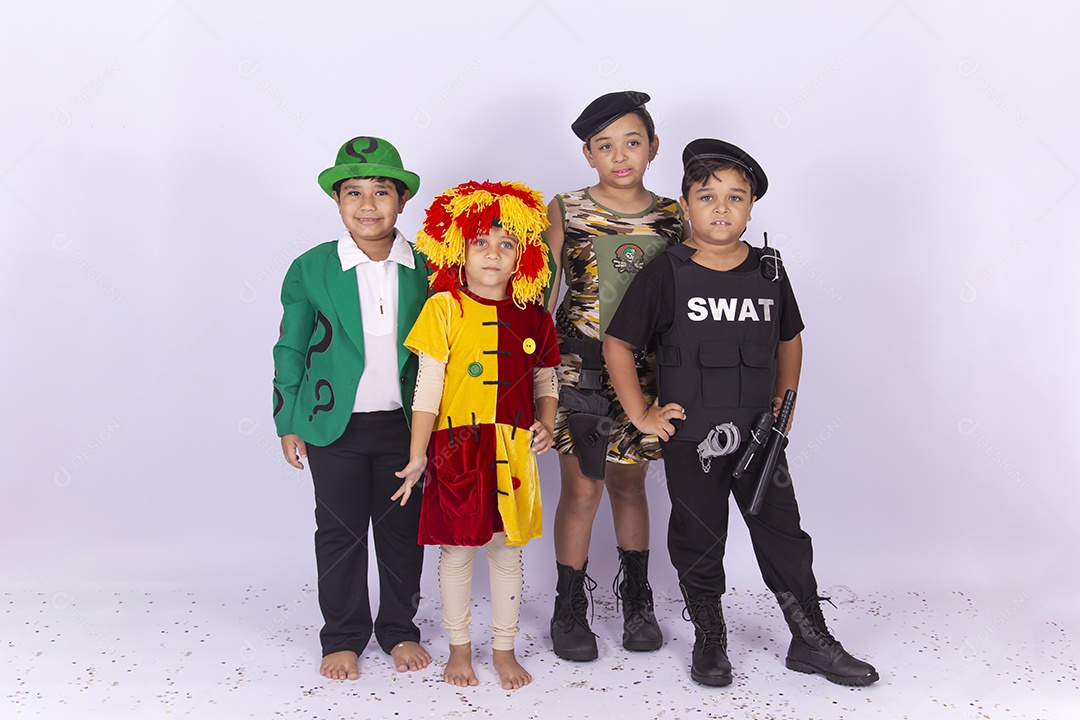 Crianças fantasiadas sobre um fundo isolado branco.