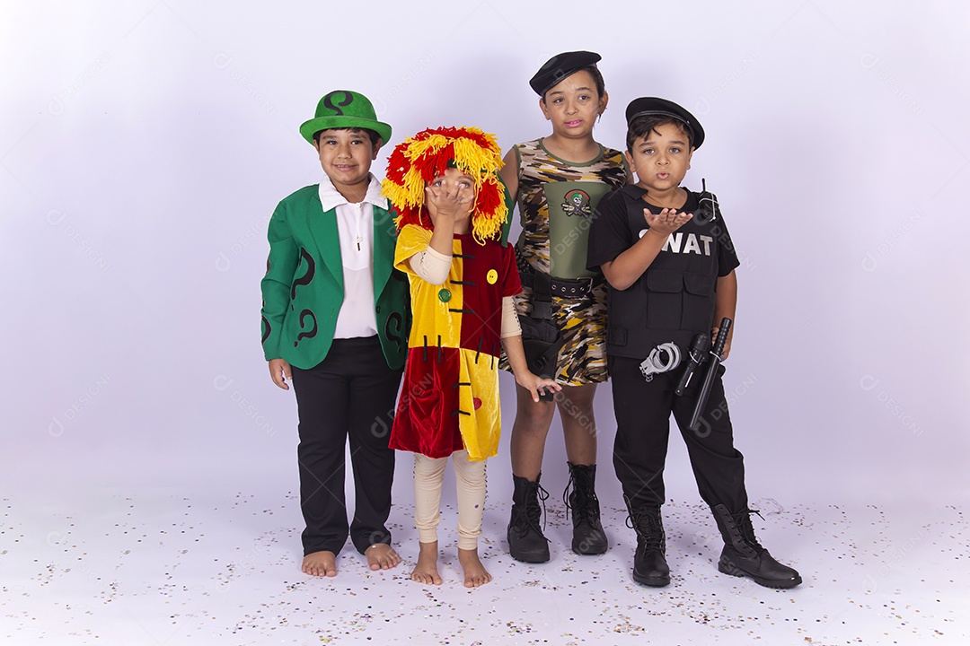 Crianças fantasiadas sobre um fundo isolado branco.