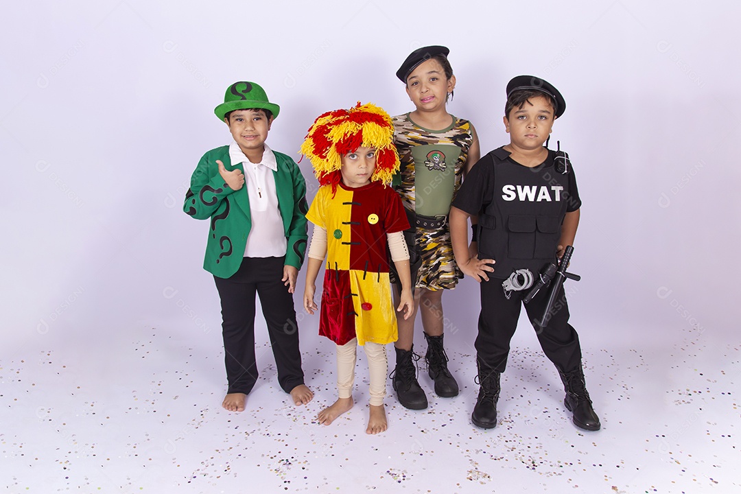 Crianças fantasiadas sobre um fundo isolado branco.