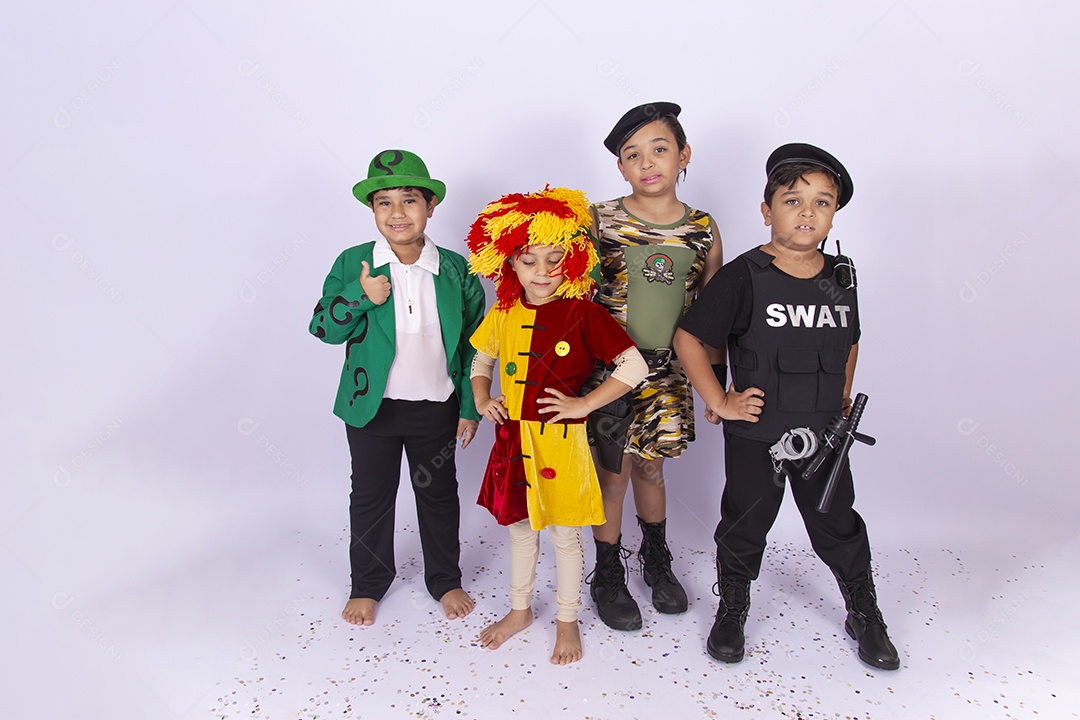 Crianças fantasiadas sobre um fundo isolado branco.