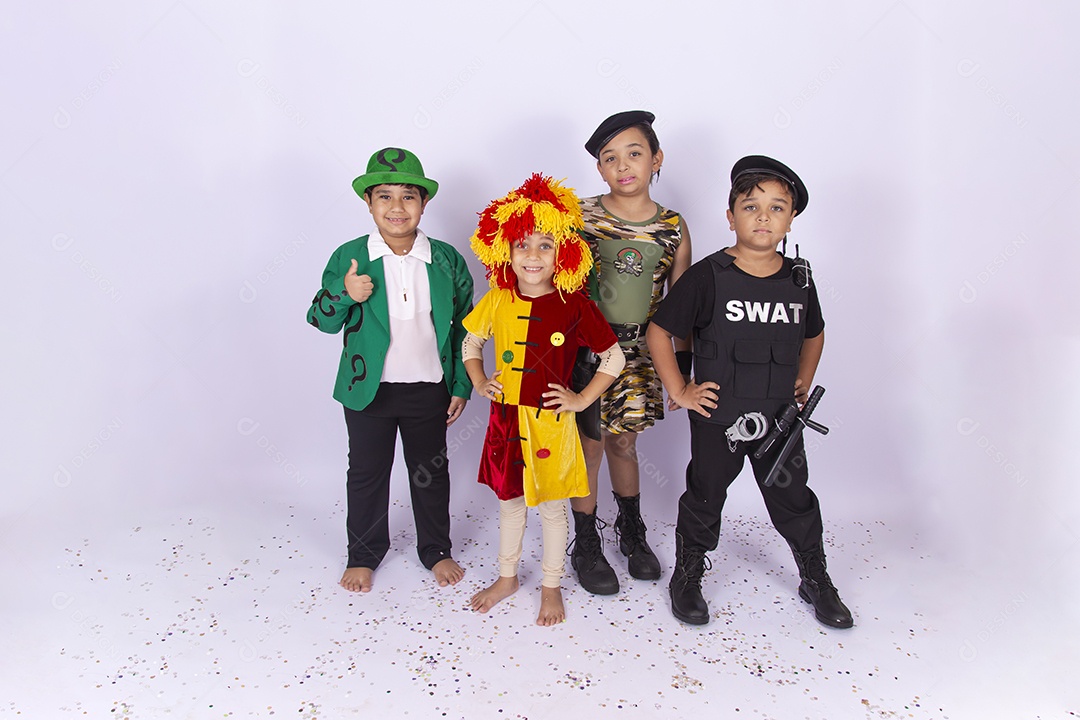 Crianças fantasiadas sobre um fundo isolado branco.