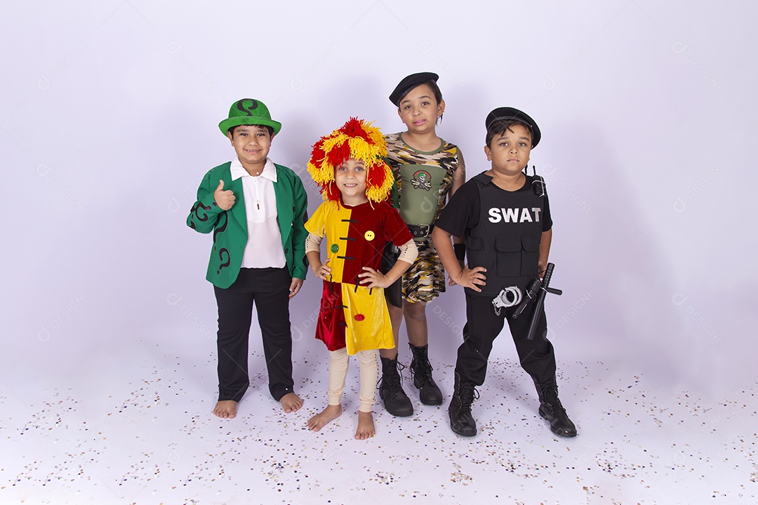 Crianças fantasiadas sobre um fundo isolado branco.