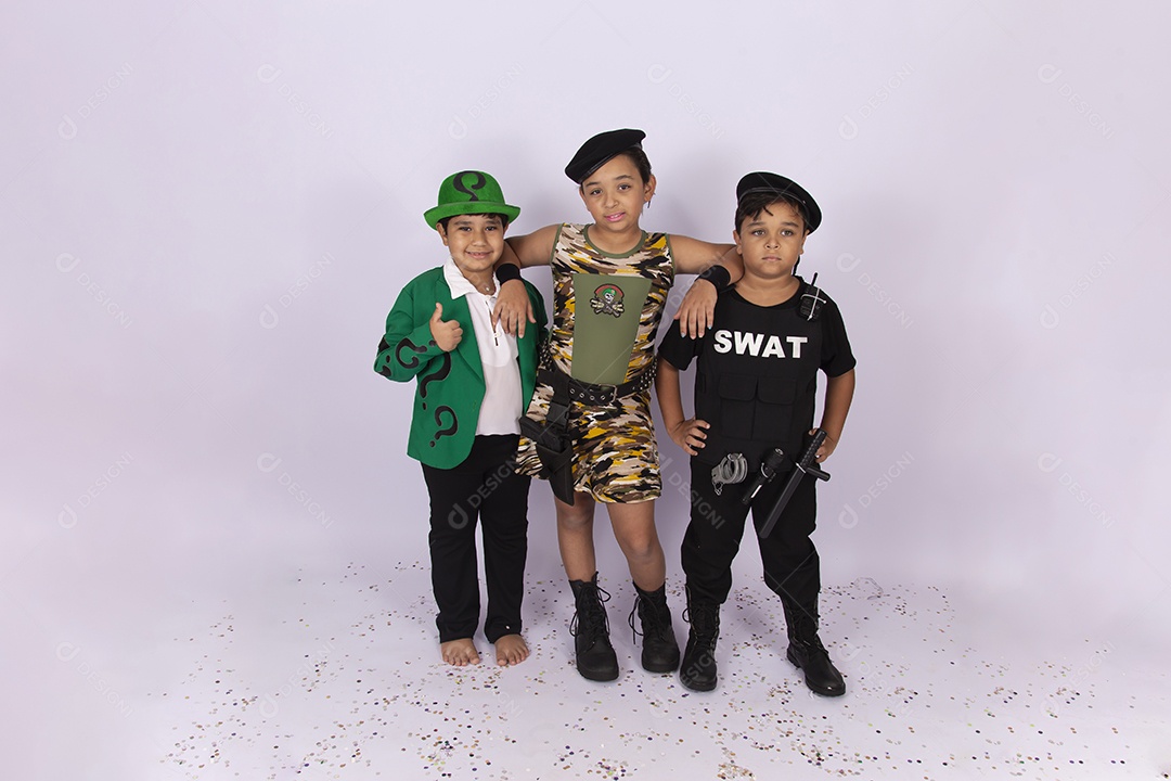 Crianças fantasiadas sobre um fundo isolado branco.