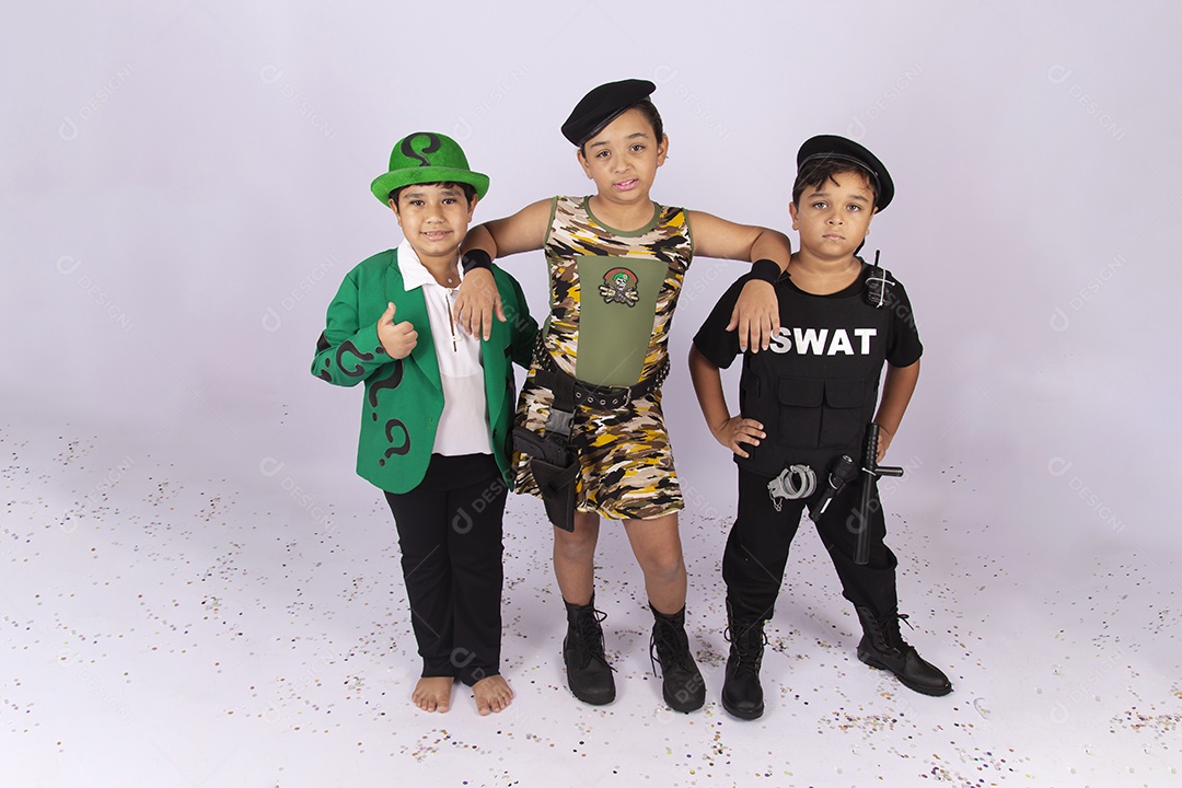 Crianças fantasiadas sobre um fundo isolado branco.