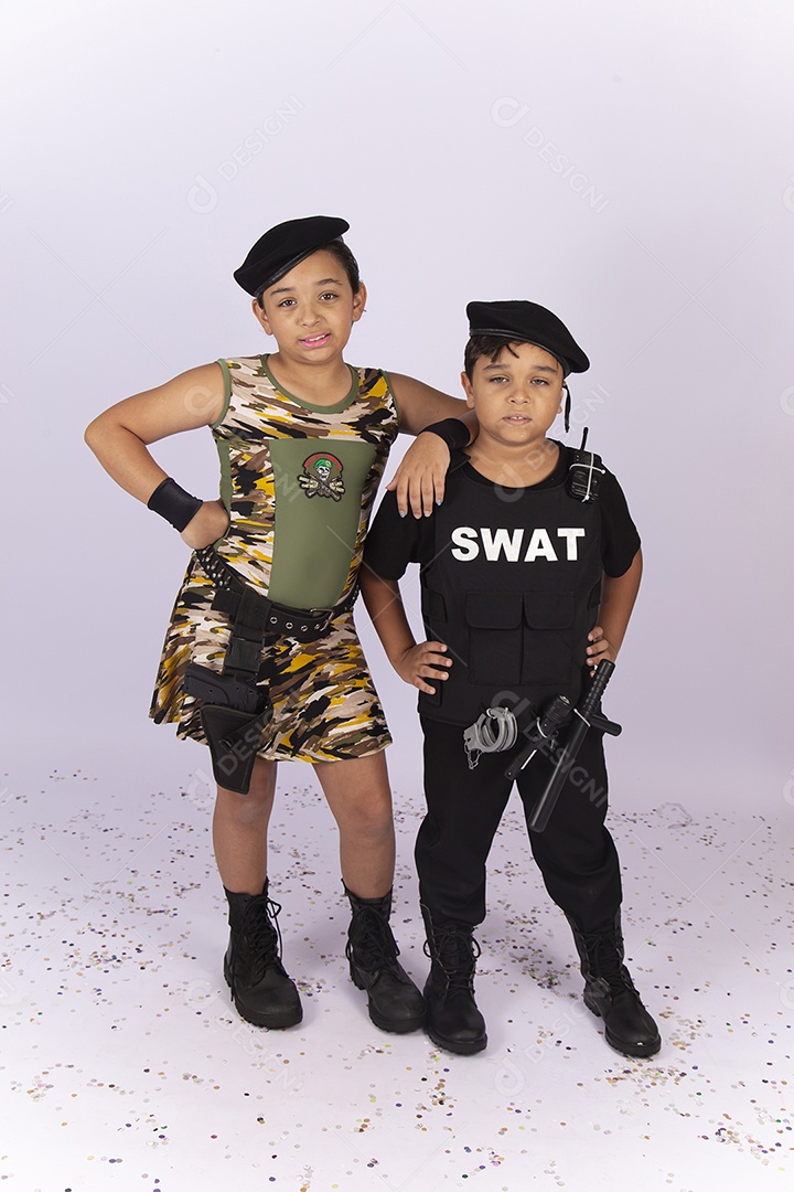 Crianças fantasiadas sobre um fundo isolado branco.