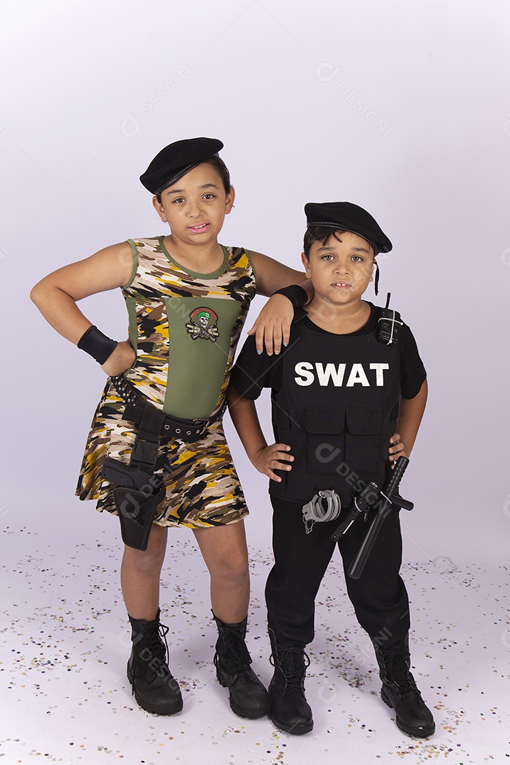 Crianças fantasiadas sobre um fundo isolado branco.